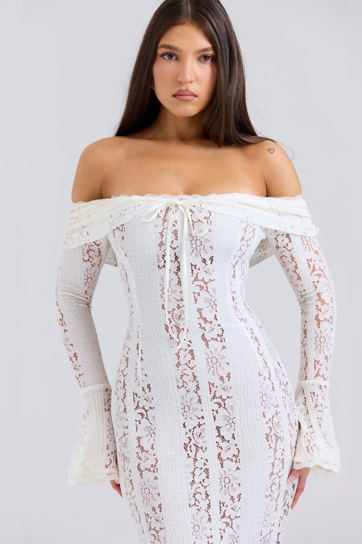 Luna Schulterfreies Spitzen-Maxikleid – Elegante Brautmode für Unvergessliche Anlässe 1