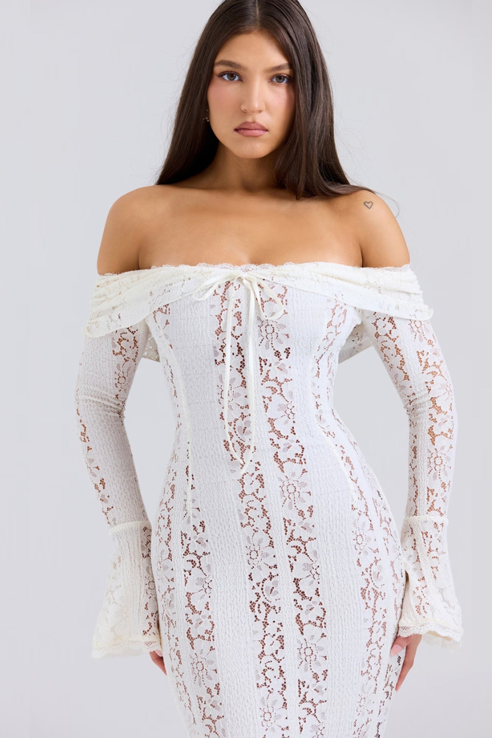 Luna Schulterfreies Spitzen-Maxikleid – Elegante Brautmode für Unvergessliche Anlässe 1